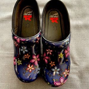 Dansko XP clogs - like new!